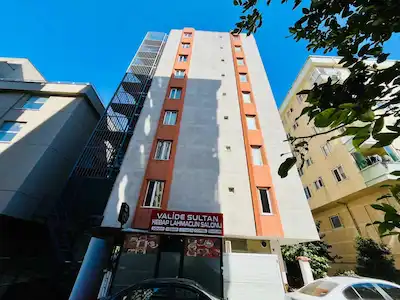ATAŞEHIR YENIŞEHIR TEM YANYOL ÜZERINDE KIRALIK 3+1 IŞYERI OFIS