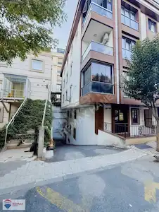 ŞİŞLİ’NİN SAKLI KÖŞESİNDE PARKA KOMŞU 18 M² BAHÇELİ 1+1