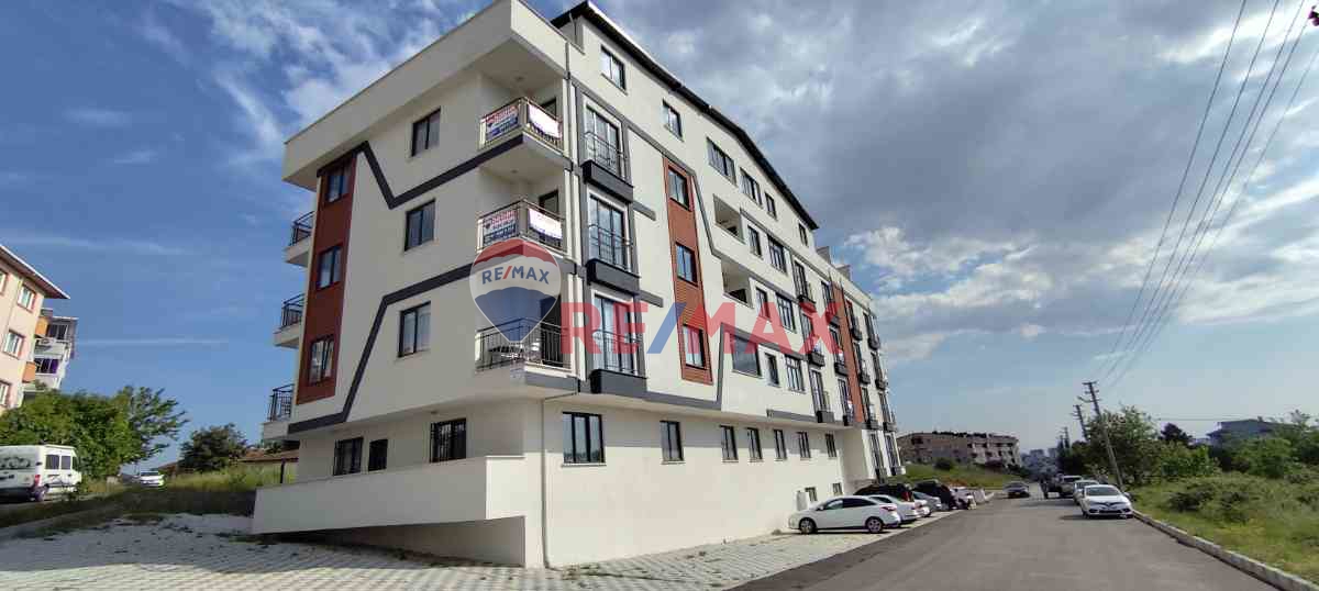 ÇAYIROVA AKSE'DE ASANSÖRLÜ, SOSYAL DONATLI 3+1 ARAKAT DAİRE