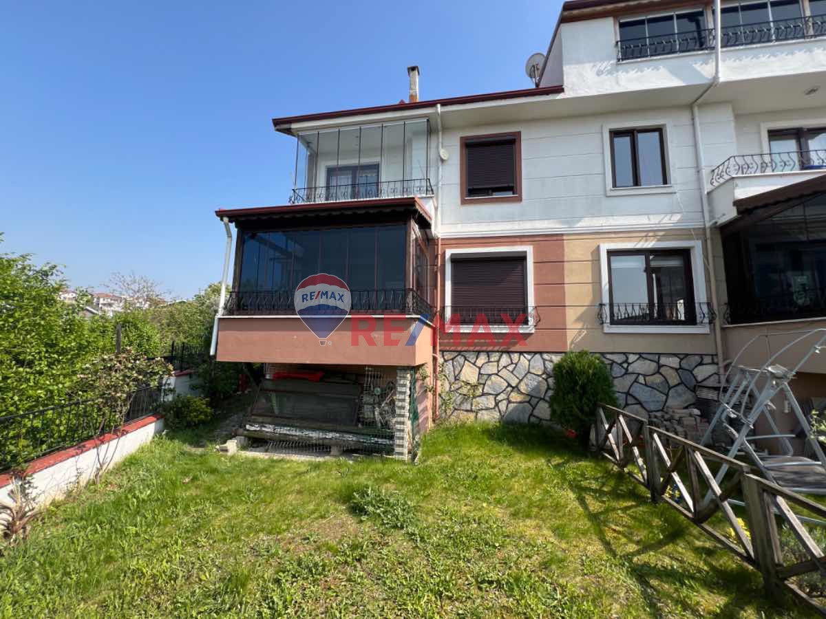 GÖLCÜK TOPÇULAR MAHALLESINDE DUBLEKS VILLA RE/MAX ÇAKRA