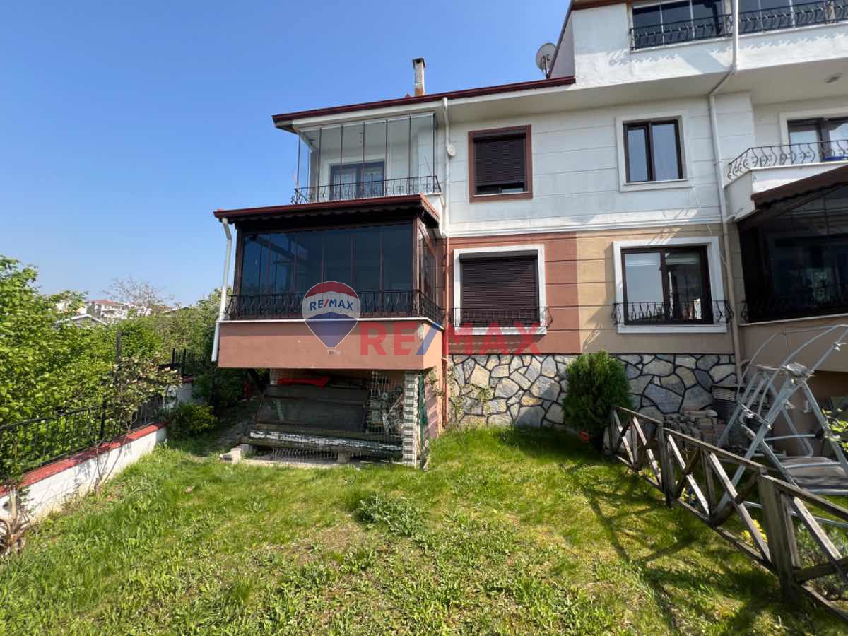 GÖLCÜK TOPÇULAR MAHALLESINDE DUBLEKS VILLA RE/MAX ÇAKRA