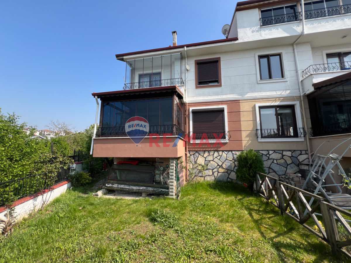 GÖLCÜK TOPÇULAR MAHALLESINDE DUBLEKS VILLA RE/MAX ÇAKRA