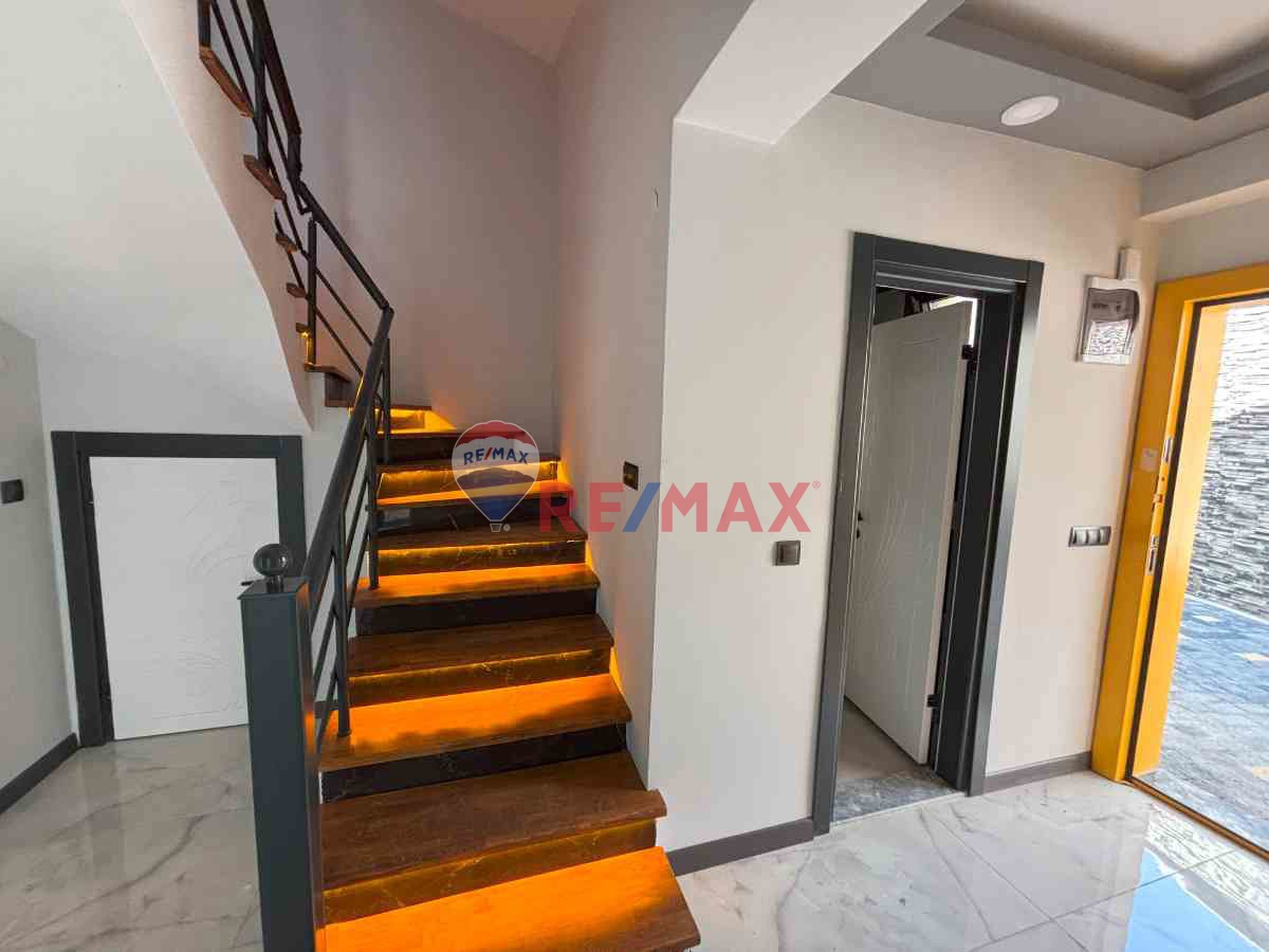 REMAX MİD'DEN AVCILAR MAHALLESİNDE DENİZ VE DOĞA MANZARASI BİRARADA 4+1 VİLLA