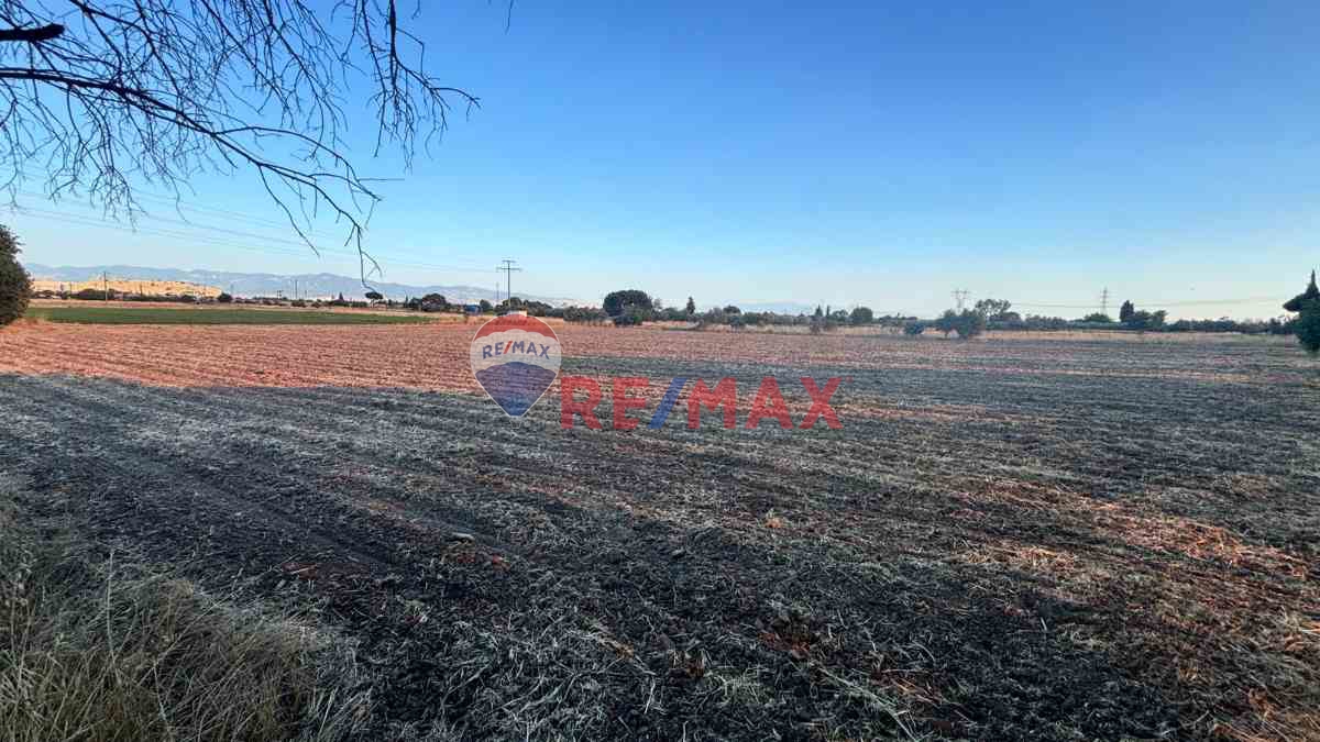 HELVACI KAVŞAĞI BENZİNLİK ARKASI MEVKİİNDE SATILIK TARLA