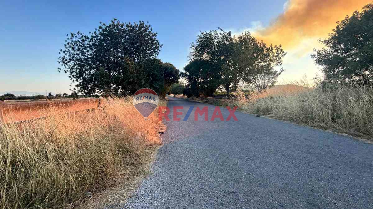 HELVACI KAVŞAĞI BENZİNLİK ARKASI MEVKİİNDE SATILIK TARLA