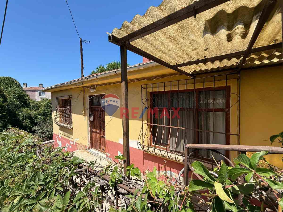 BEYKOZ PAŞABAHÇEDE BAHÇELI VE BAHÇE KATLI MÜSTAKIL EV!