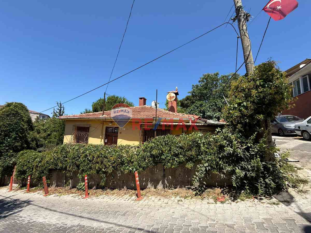 BEYKOZ PAŞABAHÇEDE BAHÇELI VE BAHÇE KATLI MÜSTAKIL EV!