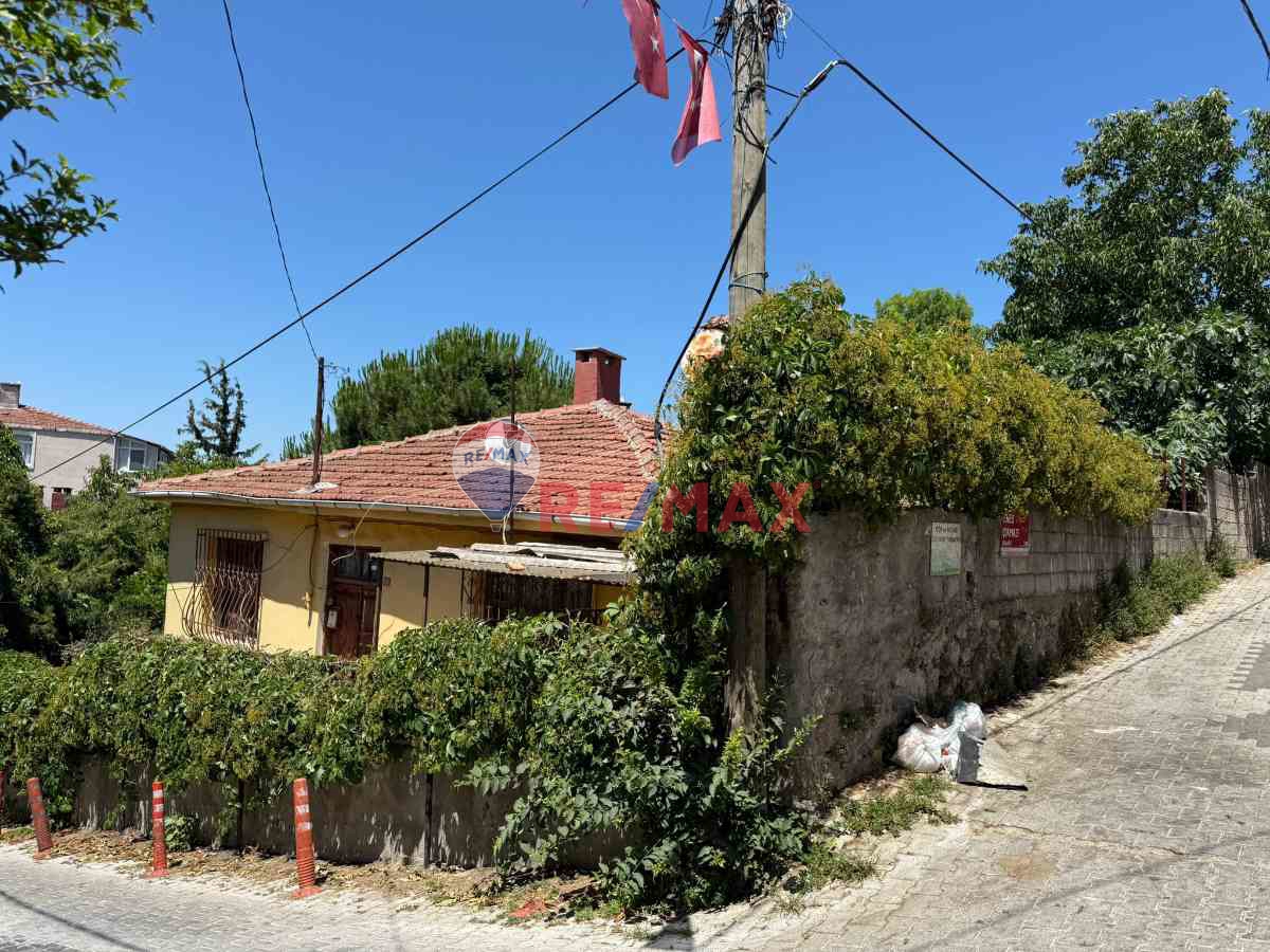 BEYKOZ PAŞABAHÇEDE BAHÇELI VE BAHÇE KATLI MÜSTAKIL EV!