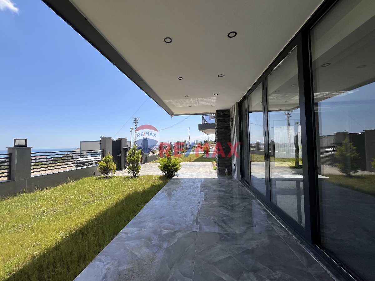 ATAKUMDA TERASLI ŞÖMİNELİ YERDEN ISITMALI DENİZ MANZARALI VİLLA