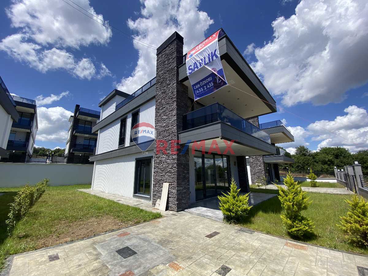 ATAKUMDA TERASLI ŞÖMİNELİ YERDEN ISITMALI DENİZ MANZARALI VİLLA