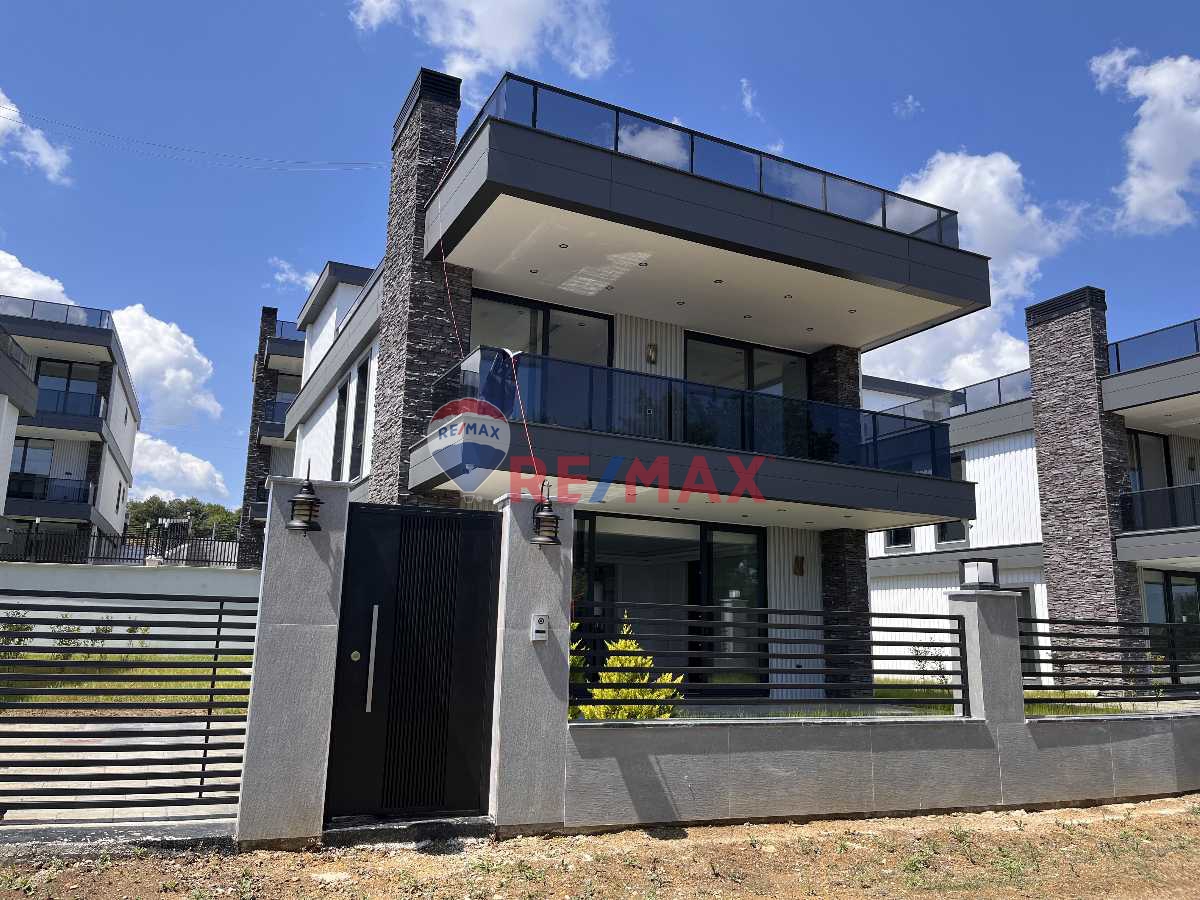 ATAKUMDA TERASLI ŞÖMİNELİ YERDEN ISITMALI DENİZ MANZARALI VİLLA