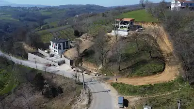 SERDİVAN BEŞEVLERDE MANZARALI ASFALTA CEPHE İMARLI KÖŞE PARSEL