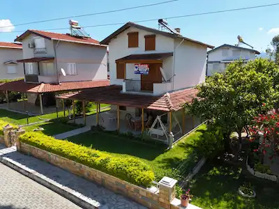 DAVUTLAR KÖYÜM SITESI’NDE 300 M² ARSA İÇINDE, DENIZE ILK SIRA TEK MÜSTAKIL 5+1 YAZLIK