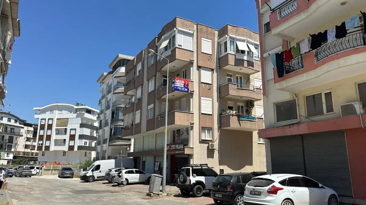 MANAVGAT MERKEZ ÖRNEK MAHALLESINDE ARAKAT SATILIK GENIŞ 2+1 DAIRE