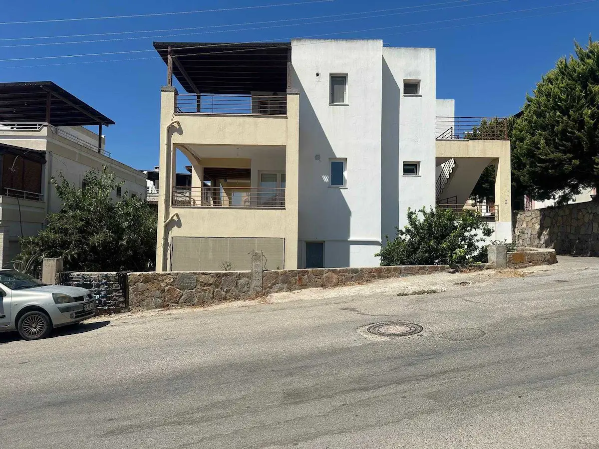  TURGUTREIS AMIRAL İBAK EVLERI'NDE DENIZ MANZARALI 3+1 ÜST KAT | 110 M² | DENIZE 850 M