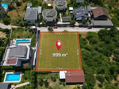ESKİHİSAR’DA ORMAN VE DENİZ MANZARALI SATILIK 999 M² VİLLA ARSASI