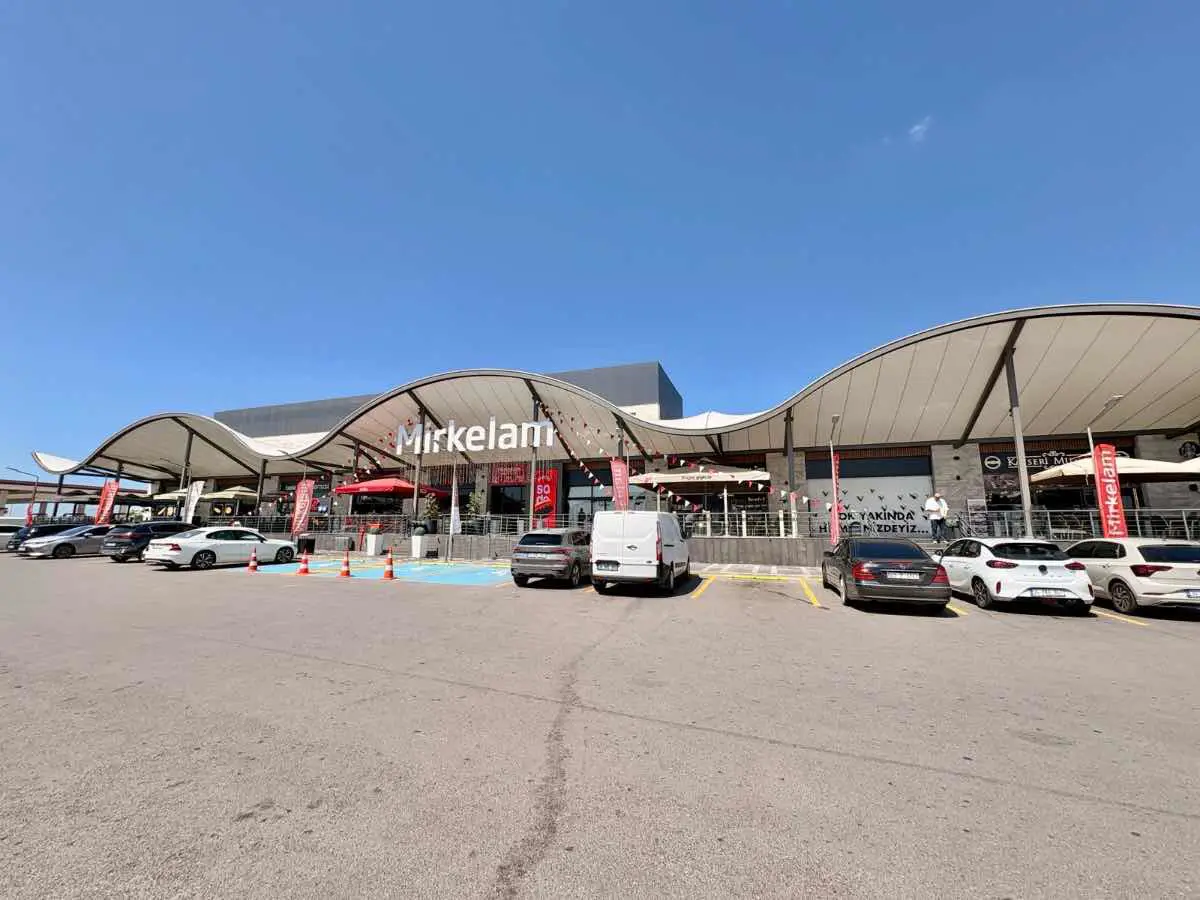 SAMANDIRA TEM OTOBANINDA MIRKELAM TESISLERINDE 160M2+43M2 KIRALIK DÜKKAN