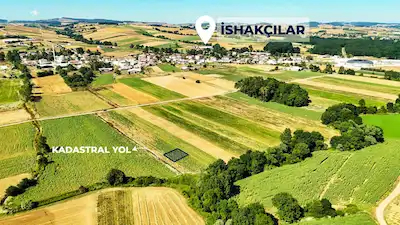 DERİNCE İSHAKÇILAR KÖYÜNDE KADASTRAL YOLLU 351 M² SATILIK TARLA