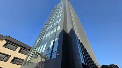 KOZYATAĞI E-5 DE YENI PLAZADA İÇI DEKORASYONLI KIRALIK OFIS