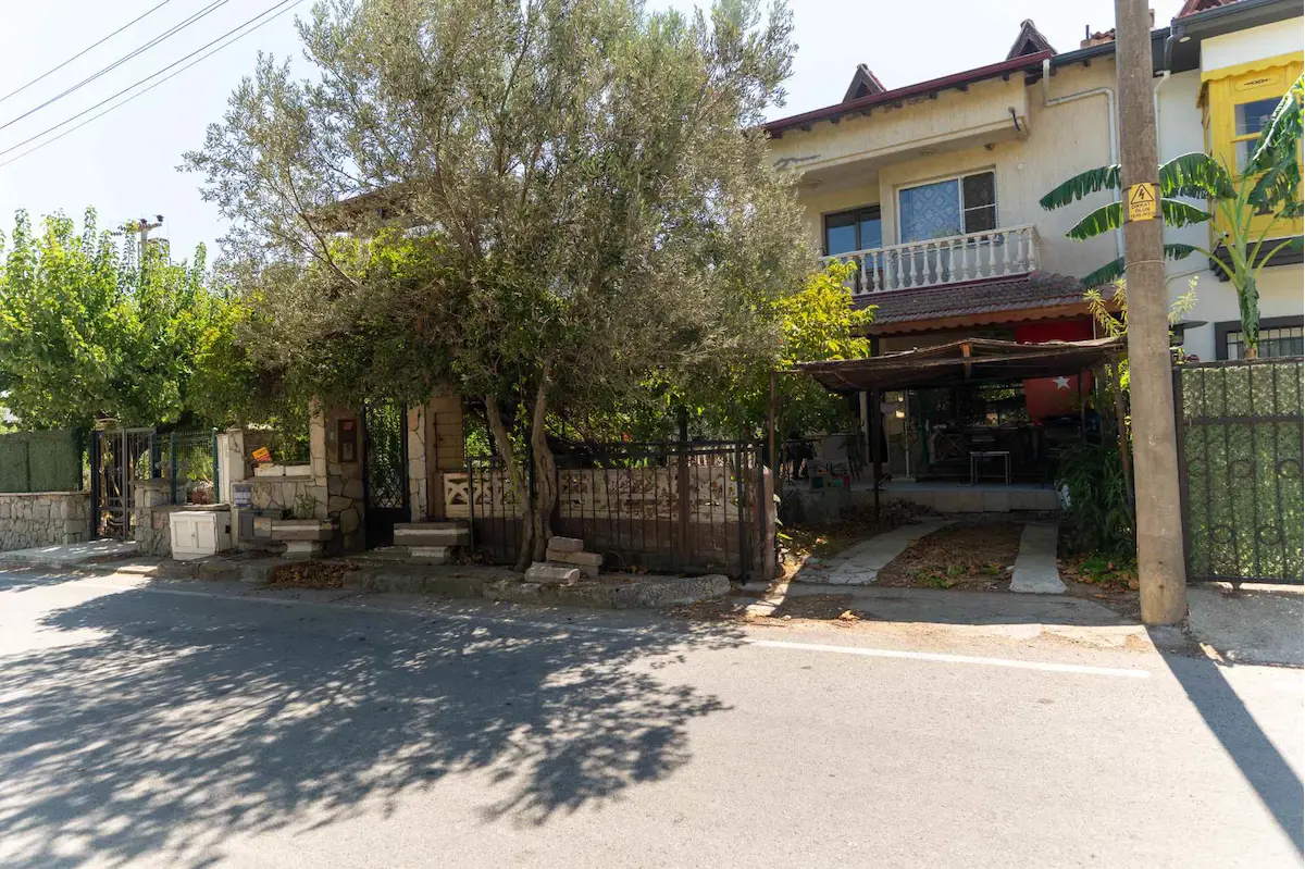 URLA ZEYTINALANI'NDA MERKEZE ÇOK YAKIN 5+1 IKIZ VILLA