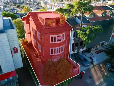 KOŞUYOLU CADDESİ ÜZERİ 4 KATLI OLUŞAN 450 M2 KİRALIK KOMPLE BİNA