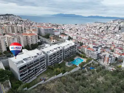 KUŞADASI’NDA EŞYALI 3+1 ÇİFT BANYO HAVUZLU DOĞALGAZLI KAPALI MUTFAKLI KİRALIK DAİRE