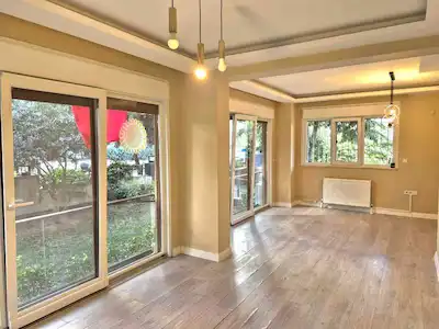 KADIKÖY CADDEBOSTAN YENI GENIŞ FIRSAT BAHÇE KATI KIRALIK DAIRE