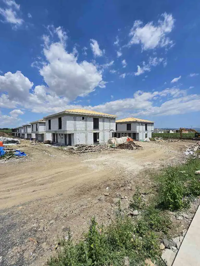 ÇORLU’DA İNŞA HALİNDE 3+1 | 140 M² | YERDEN ISITMALI | 3 BANYO | ÇİFT CEPHE AYDINLIK