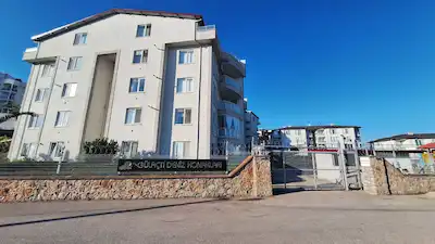 GÜLAÇTI 1.ETAP'TA DENİZ MANZARALI BAHÇELİ 2+1 KİRALIK DAİRE