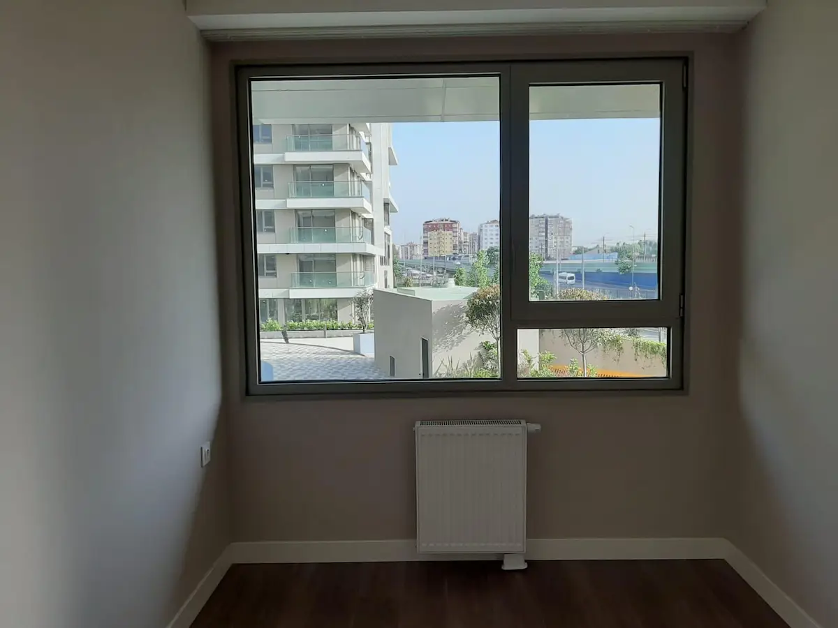 EMİNE GÖKTÜRK’TEN İNİSTANBULDA HAVUZ MANZARALI 1+1 KİRALIK