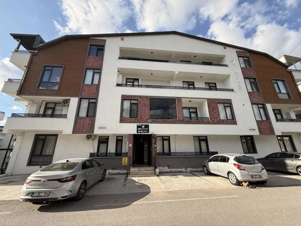 REMAX MYRADAN YEŞİLYURT MH. FIRSAT 4+1 SATILIK GENİŞ DAİRE