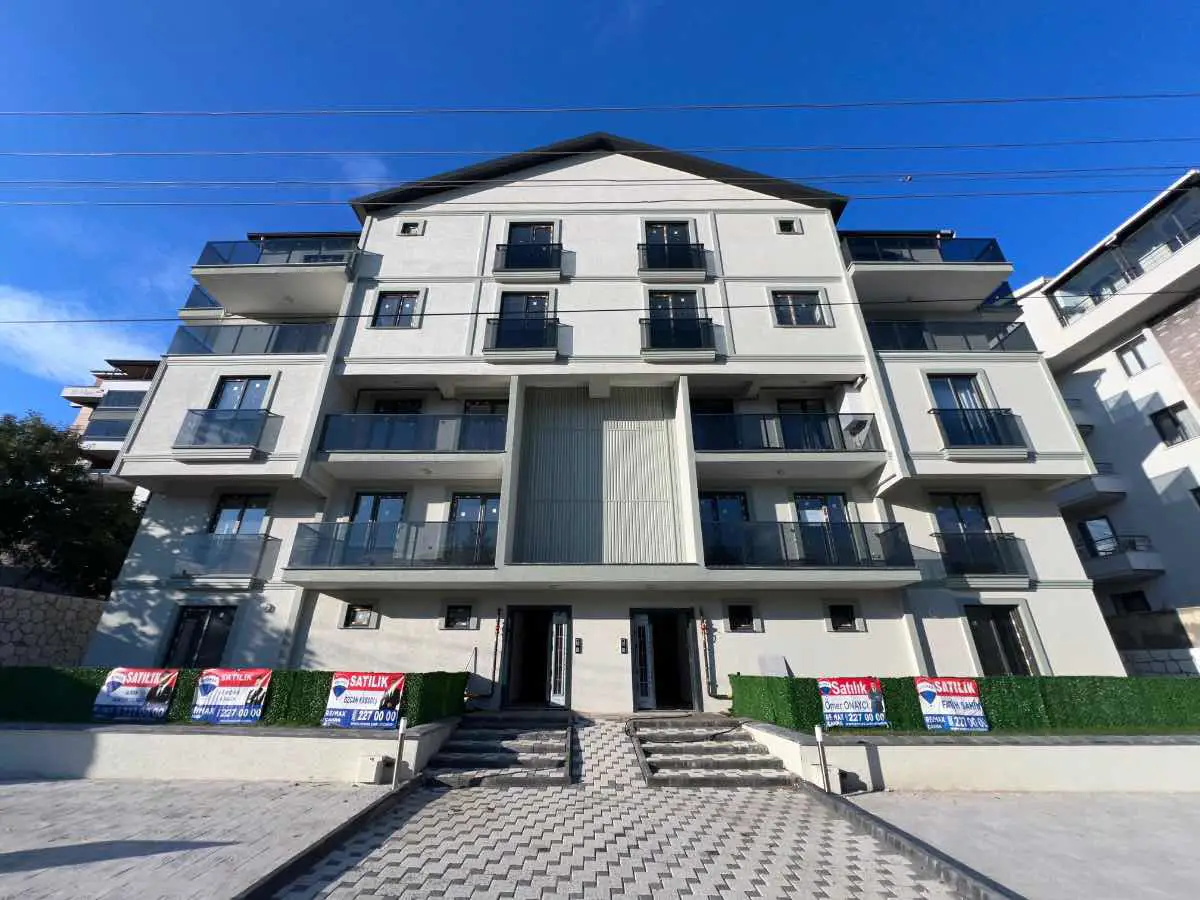 DİLEK ERCAN REMAX ÇAKRA GÖLCÜK ŞİRİNKÖY’DE 3,5+1 BAHÇELİ DAİRE 135 M² NET