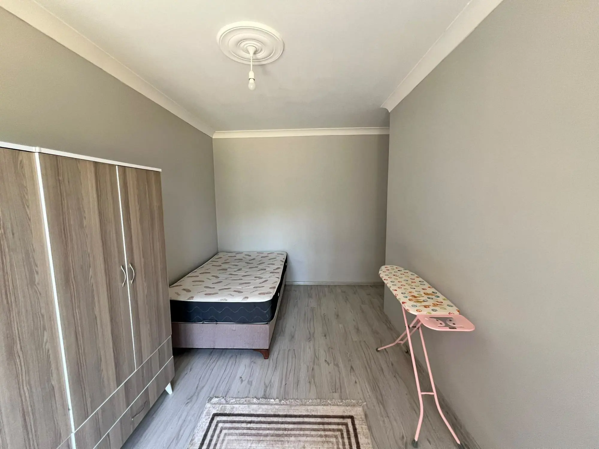 BAŞİSKELE DE ABONELİKLERİ AÇIK EŞYALI 2+1 DAİRE