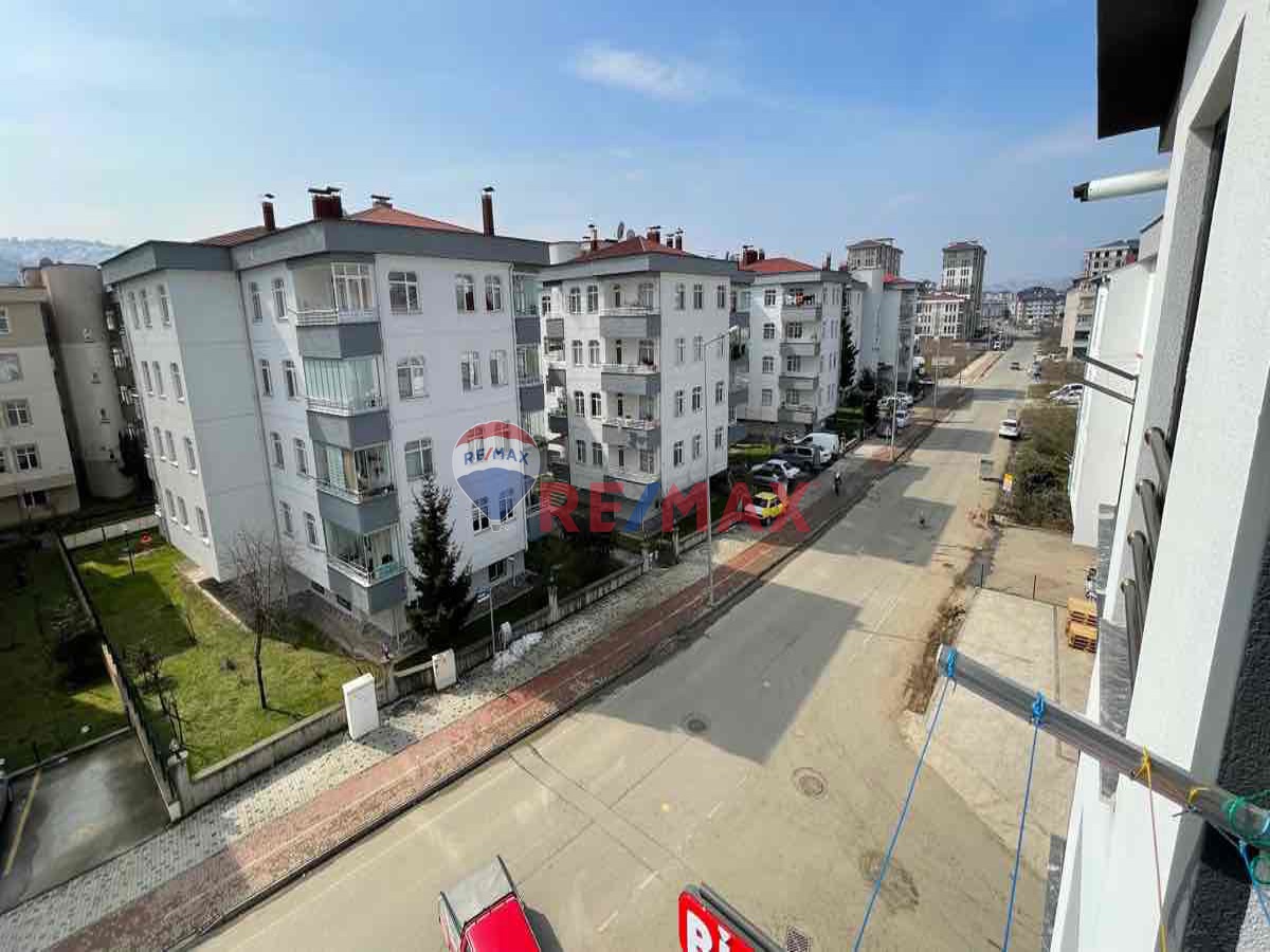 REMAX YALI TANJU’DAN SAGRA FABRİKASI YANI MERKEZİ KONUM