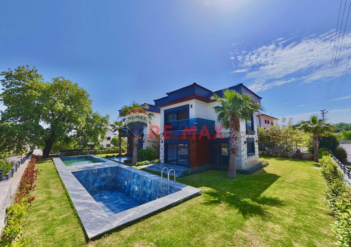 KARABURUN'DA ULTRA LÜKS, HAVUZLU AKILLI EV SISTEMLI 3+1 VILLA