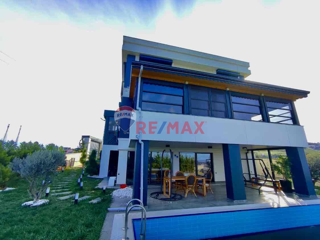 ASUMAN MÜTEVELLİOĞLU’NDAN DENİZE NAZIR MUHTEŞEM VİLLA