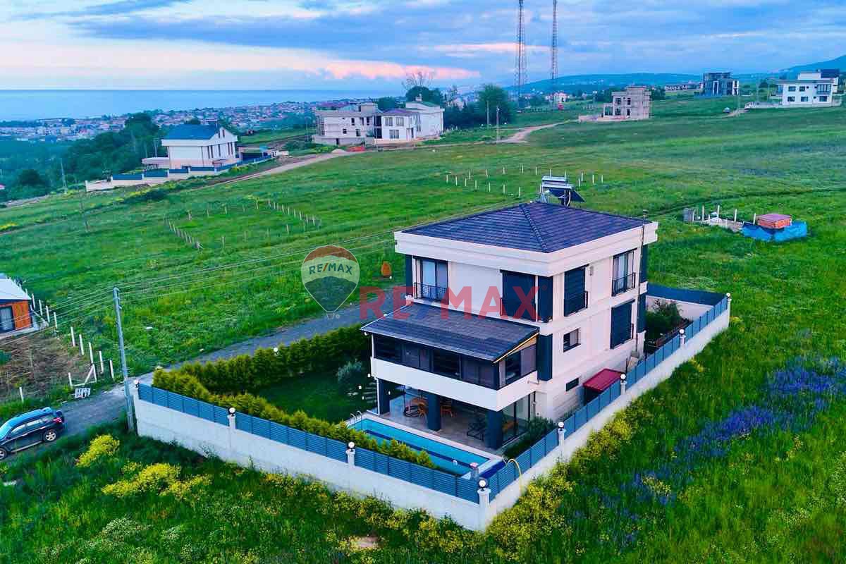 ASUMAN MÜTEVELLİOĞLU’NDAN DENİZE NAZIR MUHTEŞEM VİLLA