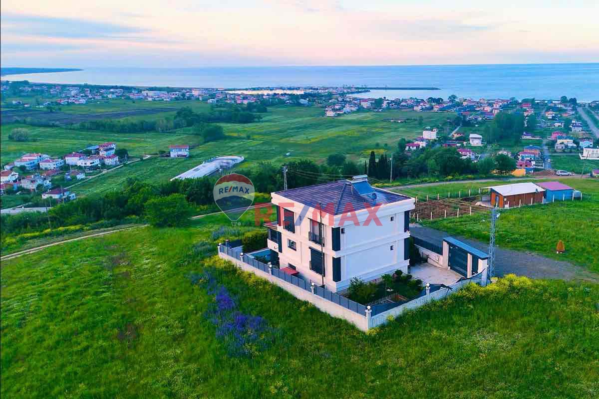 ASUMAN MÜTEVELLİOĞLU’NDAN DENİZE NAZIR MUHTEŞEM VİLLA