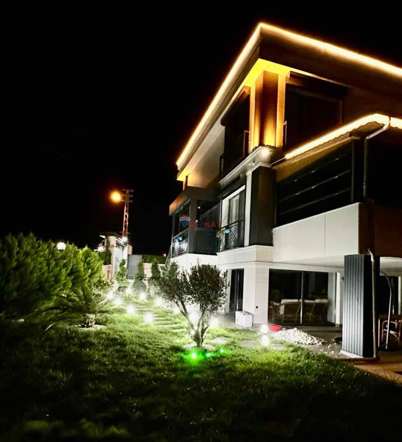 ASUMAN MÜTEVELLİOĞLU’NDAN DENİZE NAZIR MUHTEŞEM VİLLA