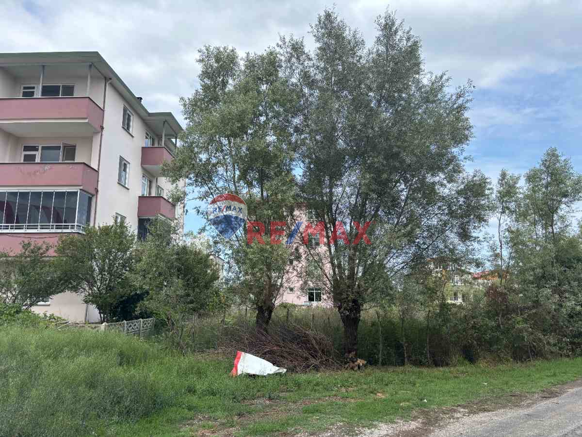 REMAX SABRİ 'DEN SATILIK FIRSAT ARSA