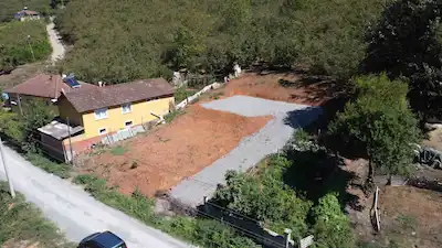 FERIZLI AKÇUKURDA 608 M² KÖYIÇI İMARLI MÜSTAKIL ARSA EMSAL 0,40