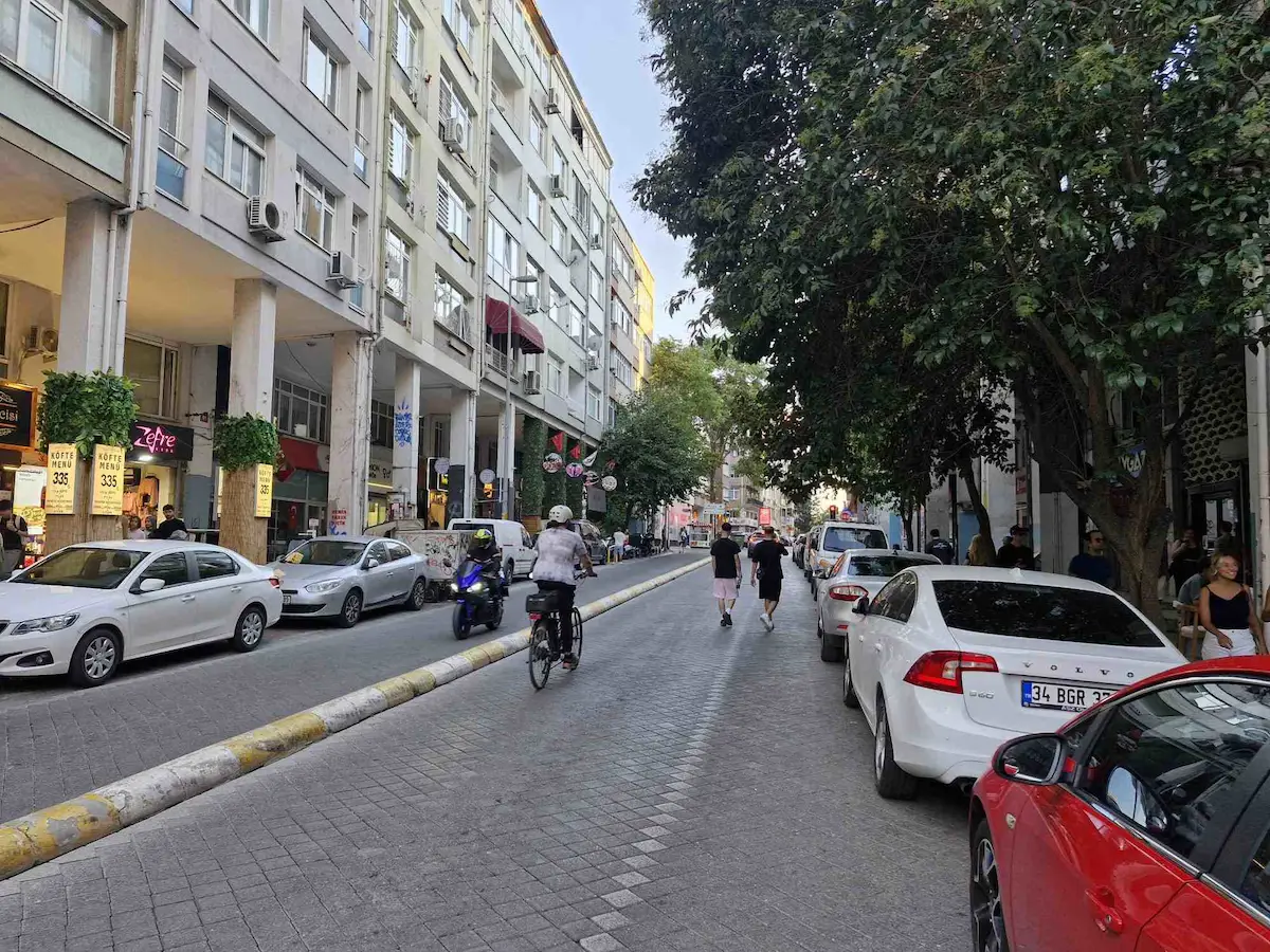MODA CADDESİNE CEPHE EMSALSIZ IMARLI ARSA 3