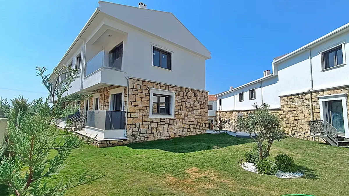 FOÇA BAĞARASI GOLDEN LİFE SİTESİNDE SATILIK 2+1 DUBLEKS VİLLA