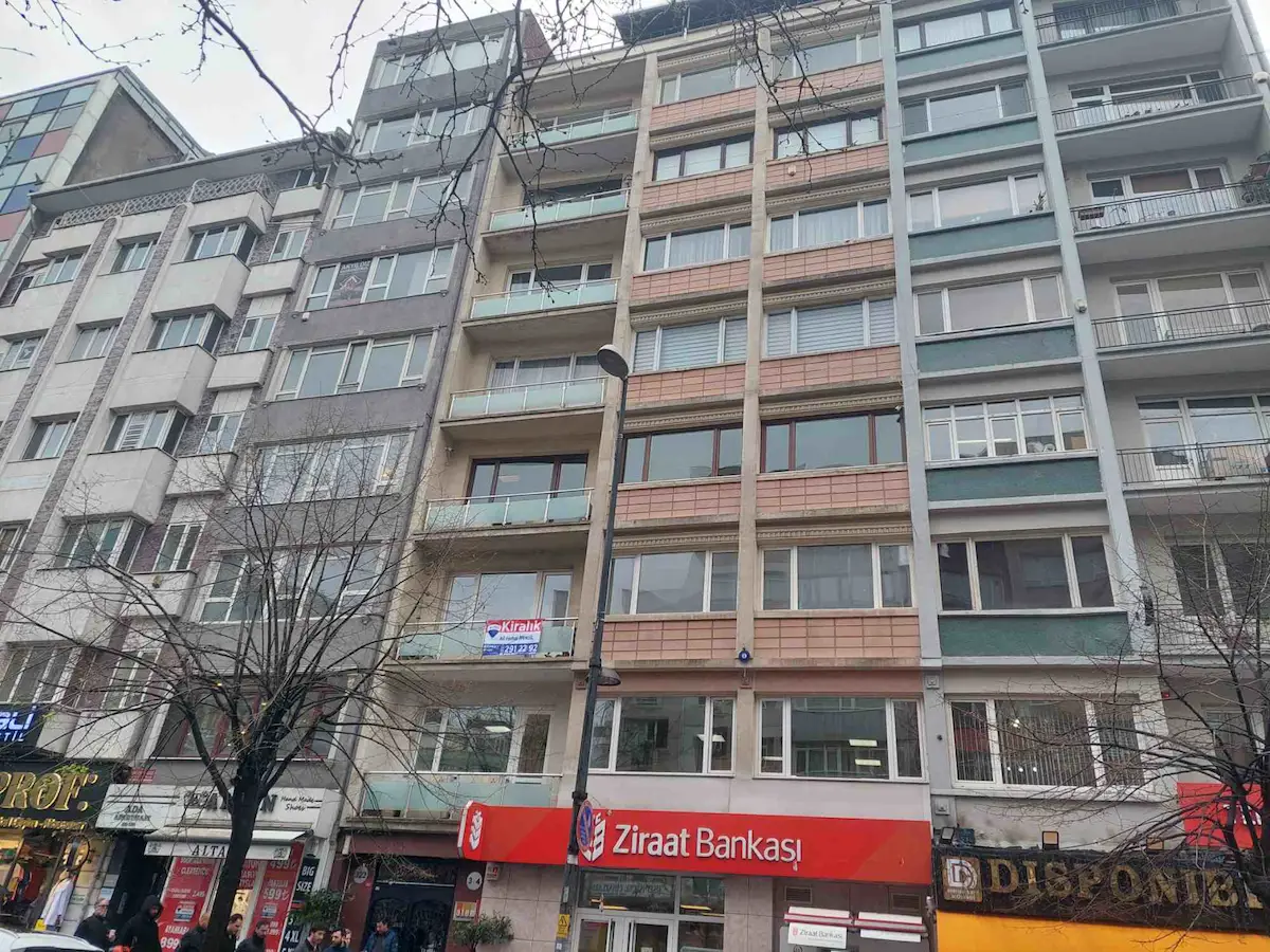 HALASKARGAZİ CADDESİ ÜZERİNDE KİRALIK OFİS/BÜRO