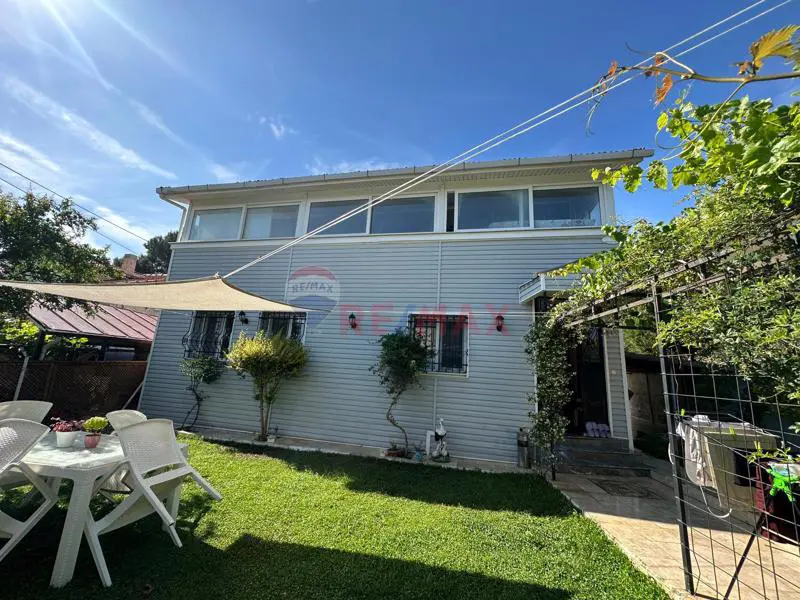 REMAX YELKEN'DEN URLA BADEMLER DE  300M2 ARSA İÇERİSİNDE TAM MÜSTAKİL