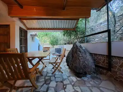 SEFERİHİSAR ESKİ ORHANLI’DA AVLULU,TERASLI, OTANTİK SATILIK KÖY EVİ