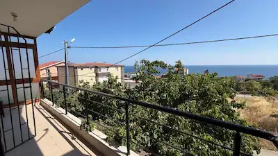 HÜSEYİN KURAN’DAN GÜMÜŞYAKA MERKEZ’DE DENİZ MANZARALI 4+1 TRİPLEKS VİLLA