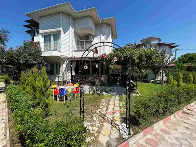 DENİZE SIFIR SİTE İÇERİSİNDE, HAVUZLU,  BAHÇELİ SATILIK TRİPLEKS VİLLA