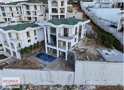 BAŞISKELE'DE ZÜMRÜDÜ ANKA III' DE SATILIK 5+2 ASANSÖRLÜ VILLA