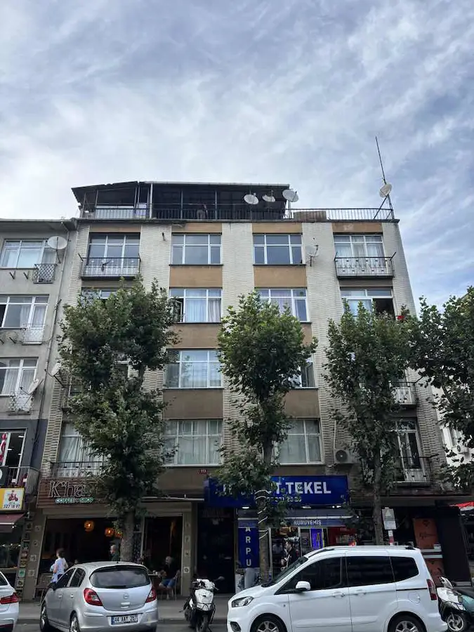 YATIRIM FIRSATI, HASANPAŞA’DA CADDE ÜZERİ, GENİŞ 2+1